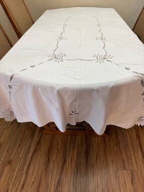 White Embroidered Cutwork Tablecloth for Elegant Dining